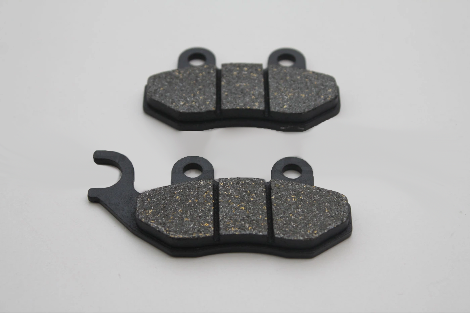 Колодки тормозные дисковые 50-125-150сс (ухо влево, тип 2) Rockot-Motors